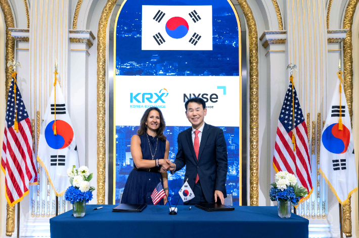 정은보 한국거래소 이사장(오른쪽)과 린 마틴 뉴욕증권거래소 회장(왼쪽). 한국거래소 제공