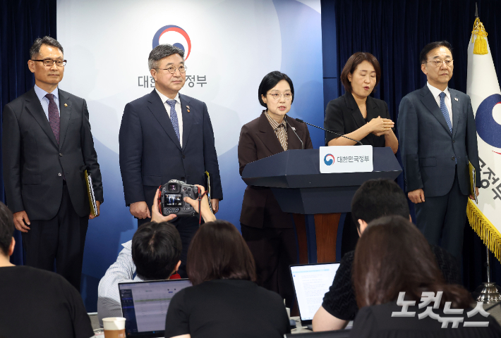 한성숙 국무총리가 3일 정부서울청사 브리핑룸에서 행정·공공기관 이전 및 공공기관 기능 개혁 관련 기자회견을 갖고 있다. 황진환 기자