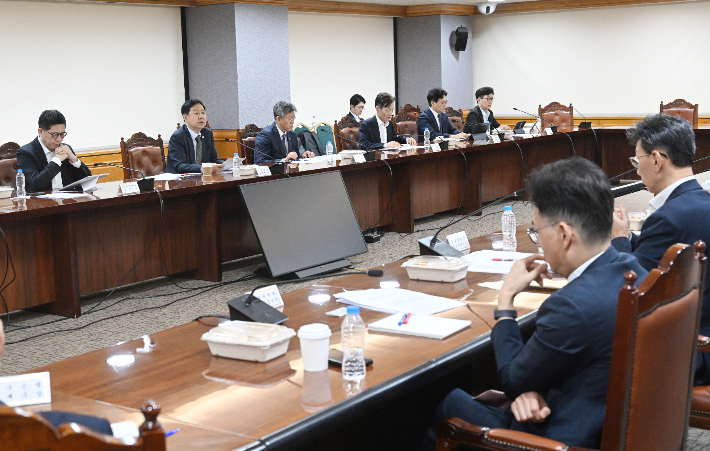 구윤철(왼쪽 두 번째) 부총리 겸 재정경제부 장관이 4일 서울 중구 은행연합회에서 열린 시장상황점검회의를 주재하고 있다. 재정경제부 제공