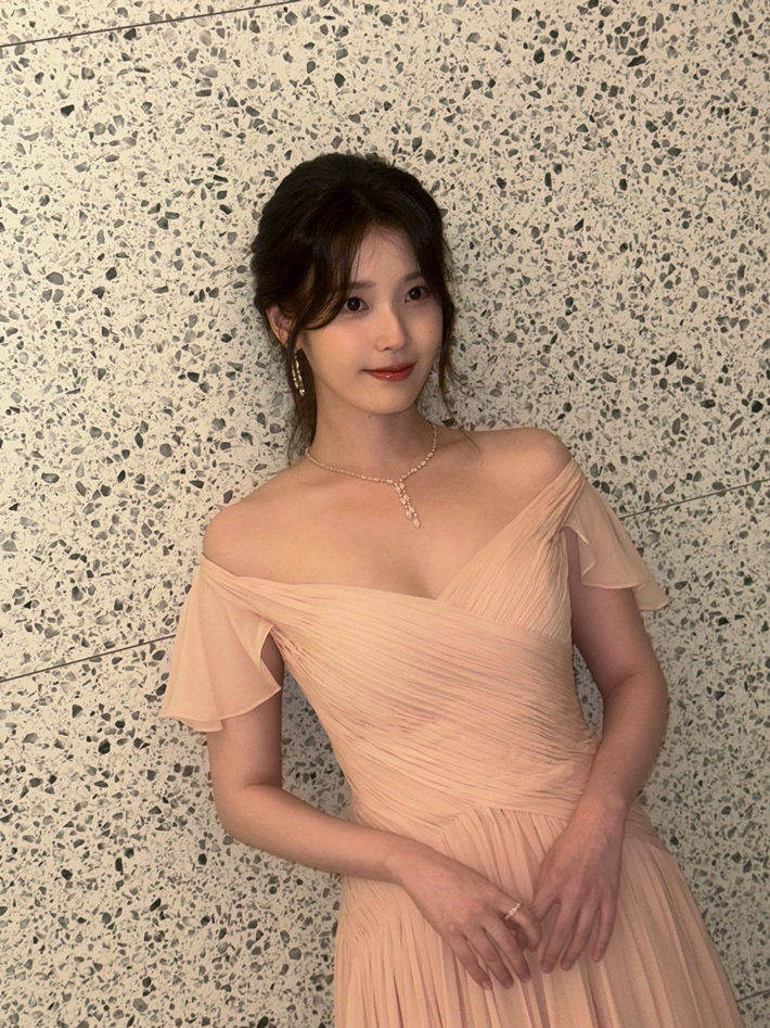 가수 겸 배우 아이유가 오는 10일 새 디지털 싱글로 컴백한다. 아이유 공식 트위터