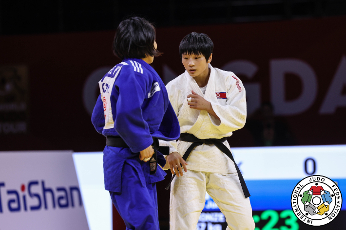 북한 유도 여자 57㎏급 국가대표 김현아(사진 오른쪽). 국제유도연맹 홈페이지 캡처