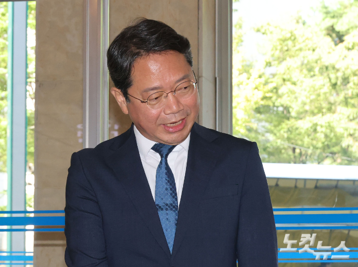 김승원 법무부 장관 후보자가 3일 서울 종로구 적선현대빌딩에 마련된 인사청문회 준비사무실로 출근하고 있다. 황진환 기자