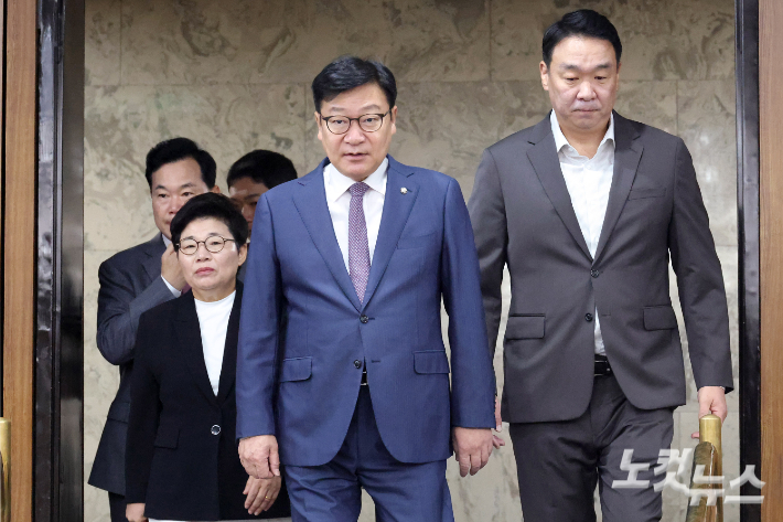 국민의힘 정점식 원내대표가 4일 서울 여의도 국회에서 열린 원내대책회의에 참석하고 있다. 윤창원 기자
