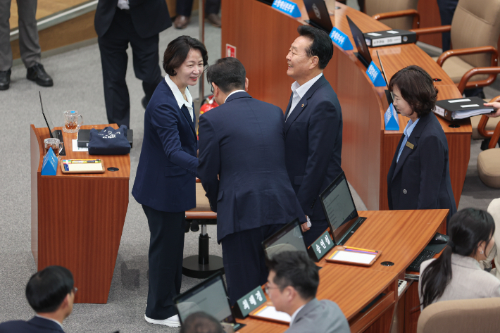 추미애 경기지사가 지난 2일 경기도의회 본회의장에서 열린 제393회 임시회 제2차 본회의에서 도의원들과 인사를 하고 있다. 경기도 제공