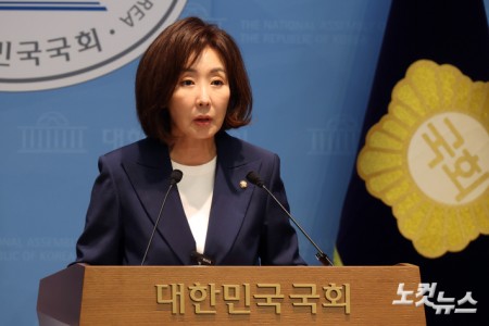 국민의힘 나경원 의원이 4일 서울 여의도 국회 소통관에서 김용범 전 대통령실 정책실장과 이찬진 금융감독원장, 이억원 금융위원장을 ETF 사기죄 고발 기자회견을 하고 있다.