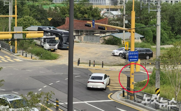 4일 전남광주 북구 용두동 참미르초등학교 인근 교통사고 지점. 내리막 도로와 여러 진입로가 만나는 곳에 횡단보도가 설치돼 있다. 정유철 기자