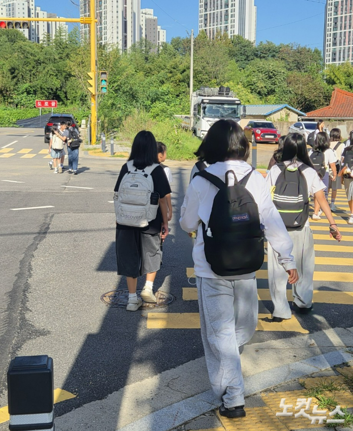 4일 오전 광주 북구 용두동 사고 지점 인근 횡단보도를 통해 참미르초등학교 학생들이 등교하고 있다. 해당 지점은 등교 시간대 학생들의 통행이 집중되는 곳이다. 정유철 기자