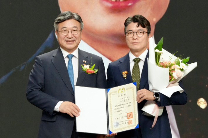 제2회 고향사랑기부대상 시상식에서 한국세무사회 김선명 부회장이 대통령표창을 수상하고 있다. 한국세무사회 제공