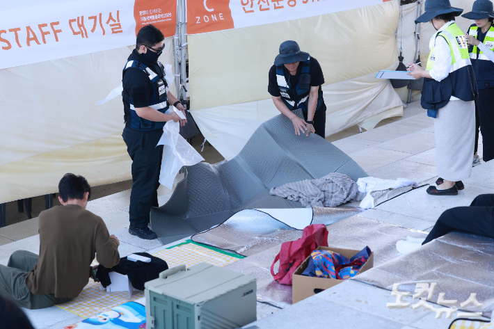 '2026 서울세계불꽃축제'를 하루 앞둔 4일 서울 여의도한강공원에서 미래한강본부 직원들이 자리 선점을 위해 깔려 있는 돗자리들을 강제 수거하고 있다. 류영주 기자