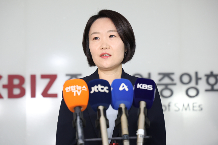 이소영 중소벤처기업부 장관 후보자가 4일 서울 여의도 중소기업중앙회를 찾아 차담회를 마친 뒤 취재진과 질의응답하고 있다. 연합뉴스