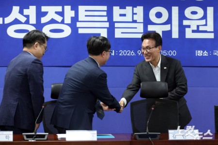 메가성장특위 당정, 참석하는 김민석 대표