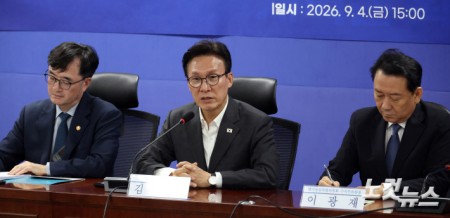 발언하는 김민석 대표