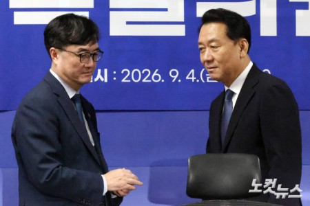 대화하는 이광재 매가성장특위 수석부위원장-임기근 국무조정실장