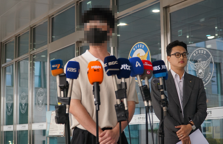 4일 오후 제주경찰청 앞에서 '부 경장 실종 허위종결 사건' 피해자인 30대 여성 친오빠가 기자들의 질문에 답하고 있다. 이창준 기자