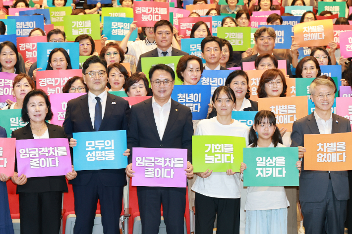 송형곤 의장(앞줄 왼쪽 세 번째). 통합특별시의회 제공