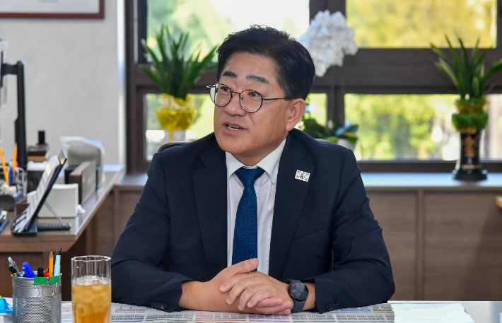 이기형 김포시장이 CBS노컷뉴스와의 인터뷰에서 답변하고 있다. 김포시 제공