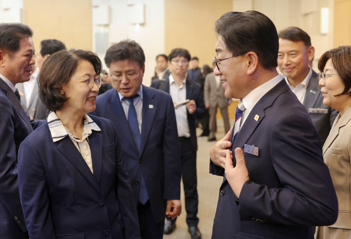 추미애 경기도지사와 대화하고 있는 이기형 시장 모습. 김포시 제공