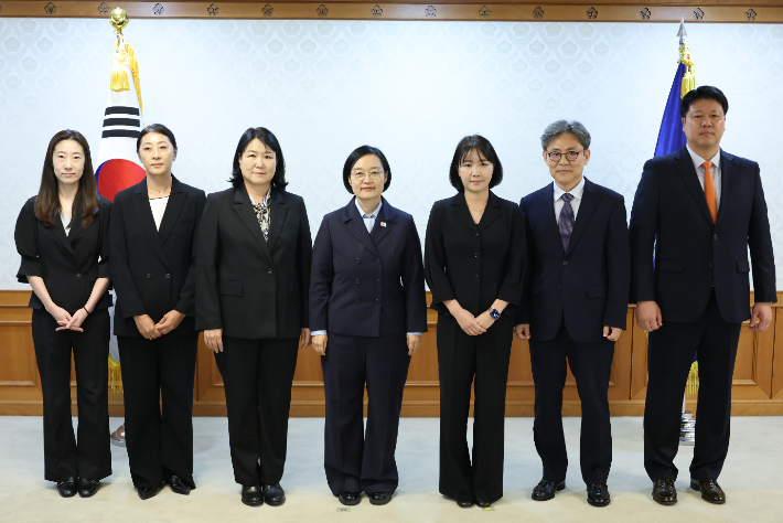 한성숙 국무총리가 4일 서울 종로구 정부서울청사에서 열린 국가스포츠정책위원회 위촉식에서 김수녕 공동위원장 등 위원들과 기념 촬영하고 있다. 연합뉴스