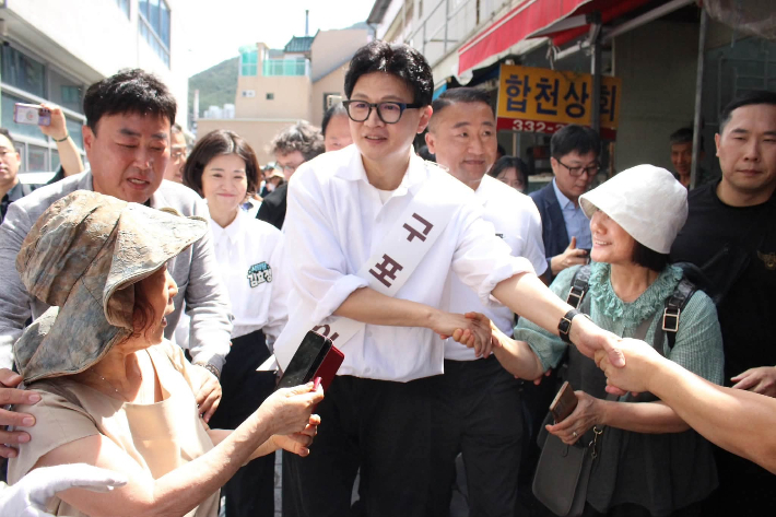 4일 부산 북구 구포시장에서 열린 '제1회 구포데이(9·4day)'에 무소속 한동훈 의원이 일일가이드로 참여해 상인들을 만나고 있다. 한동훈 의원 페이스북 캡처