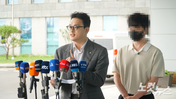 변호인이 취재진의 질문에 답하고 있다. 이창준 기자