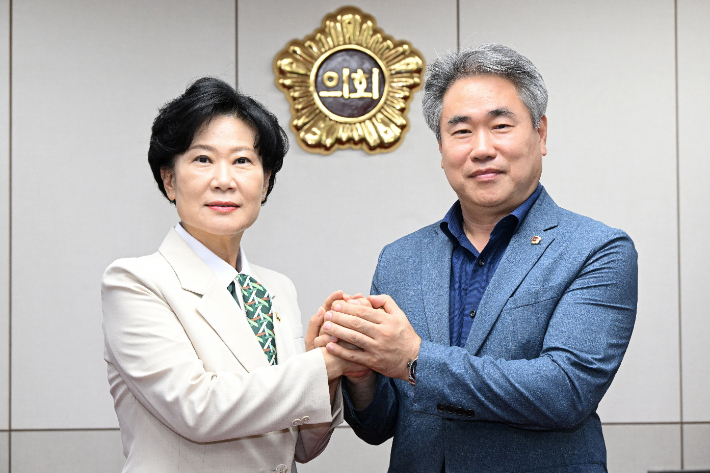 경남도의회 박준 의장(오른쪽)과 진주시의회 박미경 의장. 경남도의회 제공 