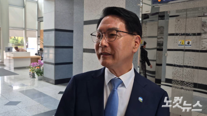 지난 3일 조사를 받기 위해 전북경찰청에 출석한 심덕섭 고창군수. 심동훈 기자