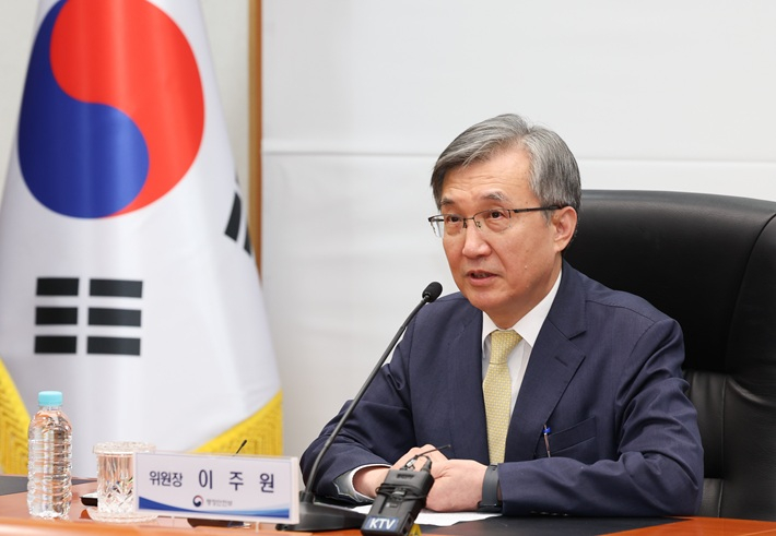 이주원 중대범죄수사청장후보추천위원회 위원장이 4일 오후 서울 종로구 정부서울청사에서 열린 '중대범죄수사청장후보추천위원회 회의'에서 모두발언을 하고 있다. 행정안전부 제공