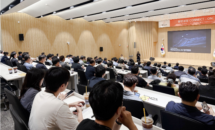 3일 한화에어로스페이스 창원사업장에서 진행된 '동반성장 세미나'에서 협력사 참석자 들이 AI 활용을 주제로 한 특강을 경청하고 있다. 한화에어로스페이스 제공 