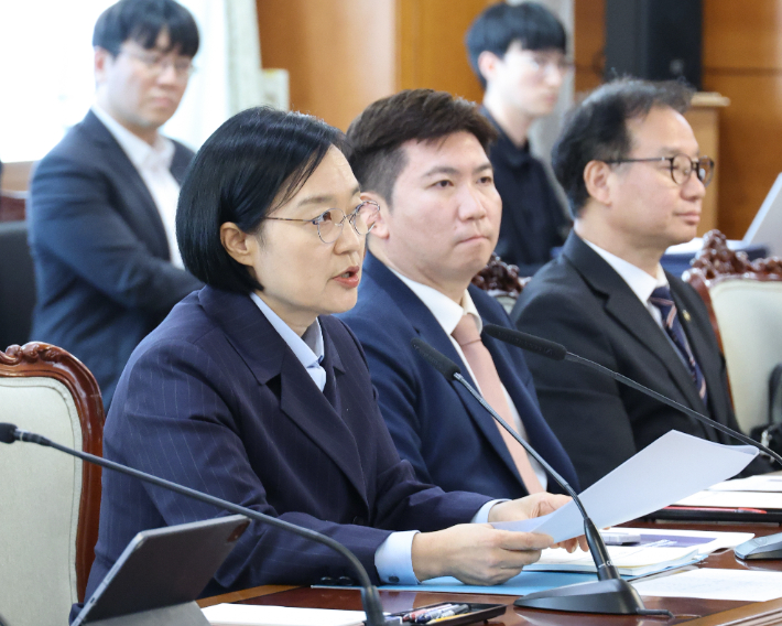 한성숙 국무총리가 4일 서울 종로구 정부서울청사에서 열린 국가스포츠정책위원회 회의에서 발언하고 있다. 한 총리 오른쪽은 유승민 대한체육회장. 연합뉴스