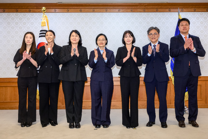 한성숙 국무총리가 4일 서울 종로구 정부서울청사에서 열린 국가스포츠정책위원회 위촉식에서 김수녕 공동위원장 등 위원들과 기념 촬영하고 있다. 문화체육관광부 제공