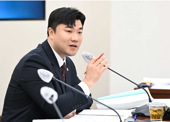 2차 공공기관 부산 이전 결의안을 대표 상정한 배관구 부산시의원. 부산시의회 제공