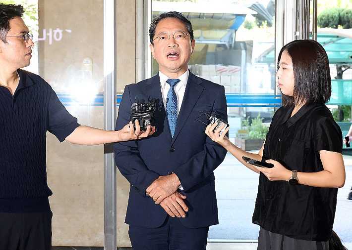김승원 법무부 장관 후보자가 3일 서울 종로구 적선현대빌딩에 마련된 인사청문회 준비사무실로 출근하며 취재진의 질문에 답하고 있다. 황진환 기자