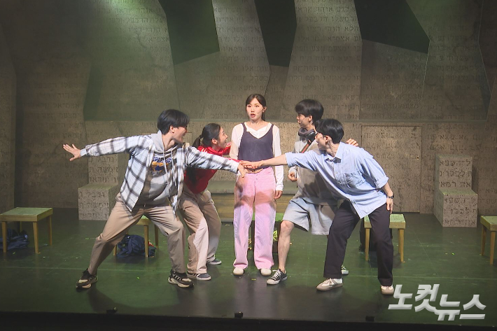 뮤지컬 <BACK TO 1931 : 시무언 이용도>는 인물 중심의 일대기를 넘어, 오늘날 스펙 쌓기와 취업, 치열한 경쟁 속에서 진로와 신앙의 고민을 안고 살아가는 2030 청년들의 현실을 관통하는 '청년 성장 뮤지컬'로 새롭게 탈바꿈했다. 오요셉 기자