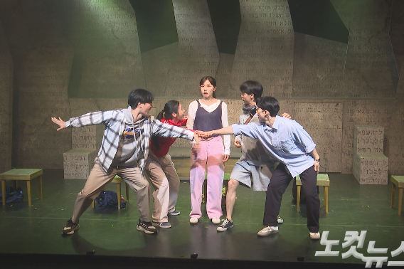 뮤지컬 <BACK TO 1931 : 시무언 이용도>는 인물 중심의 일대기를 넘어, 오늘날 스펙 쌓기와 취업, 치열한 경쟁 속에서 진로와 신앙의 고민을 안고 살아가는 2030 청년들의 현실을 관통하는 '청년 성장 뮤지컬'로 새롭게 탈바꿈했다. 오요셉 기자
