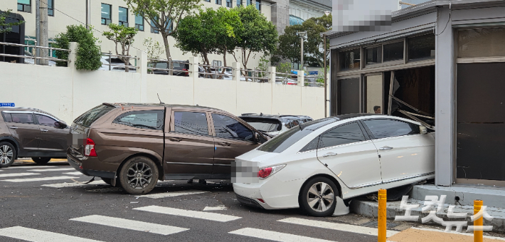 사고 충격으로 승용차가 인근 건물로 돌진한 상황. 고상현 기자