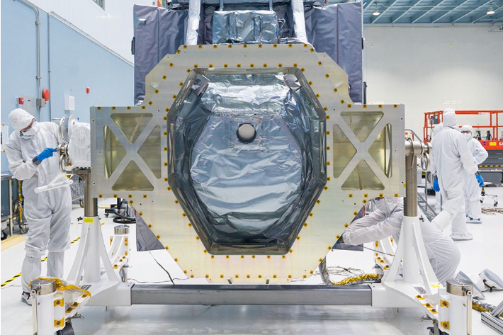 낸시 그레이스 로먼 망원경 설치 작업을 하는 NASA 과학자들. NASA/크리스 건(Chris Gunn)