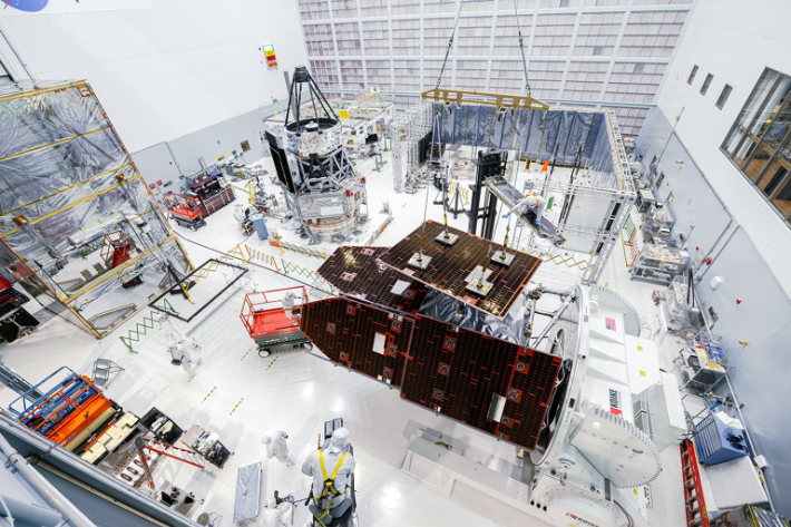 낸시 그레이스 로먼 우주망원경의 태양광 패널을 설치하는 과학자들. NASA/시드니 로드(Sydney Rohde)