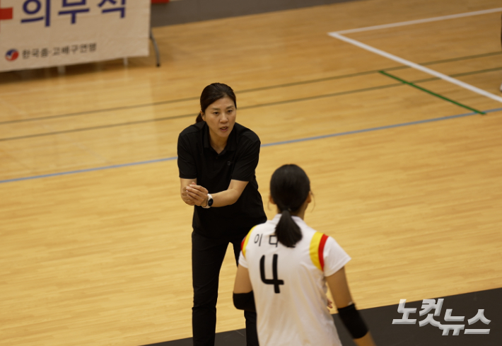 중앙여고 장윤희 감독이 선수에게 지시를 내리고 있다. 노컷TV팀 채승옥
