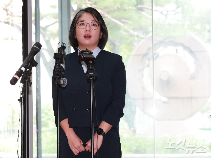 용혜인 성평등가족부 장관 후보자가 2일 오전 서울 서대문구 한국청소년활동진흥원에 마련된 인사청문회 준비 사무실로 출근하고 있다. 류영주 기자