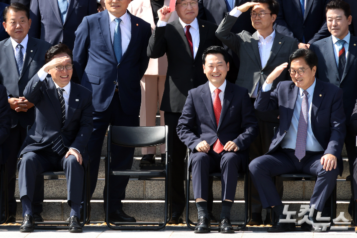 더불어민주당 김민석 대표와 국민의힘 장동혁 대표, 우원식 전 국회의장이 3일 서울 여의도 국회 본청 앞 계단에서 열린 제22대 국회 후반기 국회의원 단체사진 촬영에서 대화를 하고 있다. 윤창원 기자
