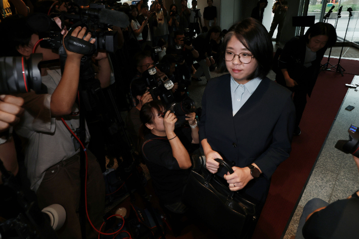 용혜인 성평등가족부 장관 후보자가 2일 오전 서울 서대문구 한국청소년활동진흥원에 마련된 인사청문회 준비 사무실로 출근하고 있다. 류영주 기자