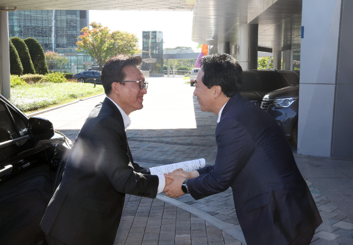 4일 충남도청을 찾은 김민석 더불어민주당 대표(왼쪽)가 박수현 충남지사와 손을 맞잡고 있다. 충남도 제공