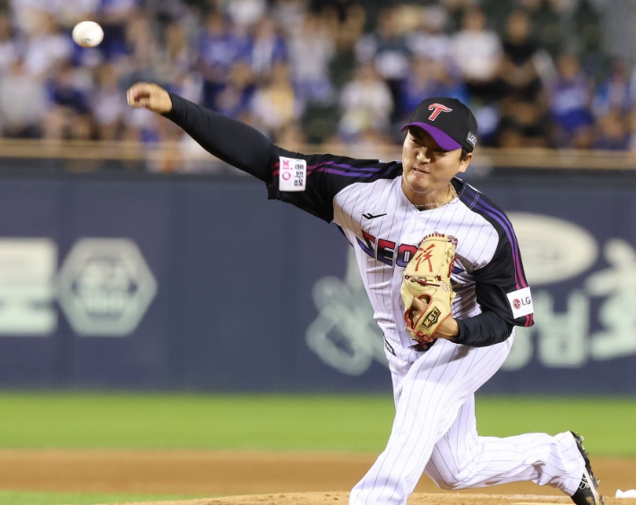 미국프로야구 메이저리그(MLB)에서 3년 만에 LG 트윈스로 복귀한 고우석이 4일 서울 잠실구장에서 열린 2026 신한SOL KBO리그 정규시즌 삼성과 홈 경기 9회 역투하고 있다. LG 트윈스 