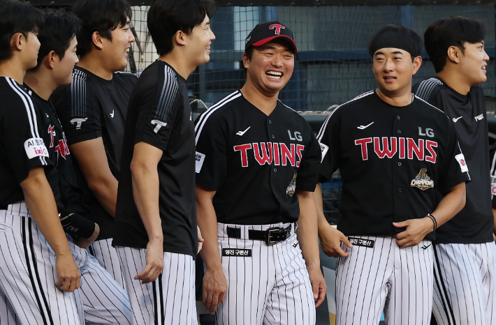 3일 서울 잠실야구장에서 열린 프로야구 LG와 두산의 경기. 미국프로야구 메이저리그(MLB)에서 3년 만에 친정팀 LG 트윈스로 복귀한 불펜 투수 고우석이 경기 시작 선수들과 대화를 나누고 있다. 연합뉴스 