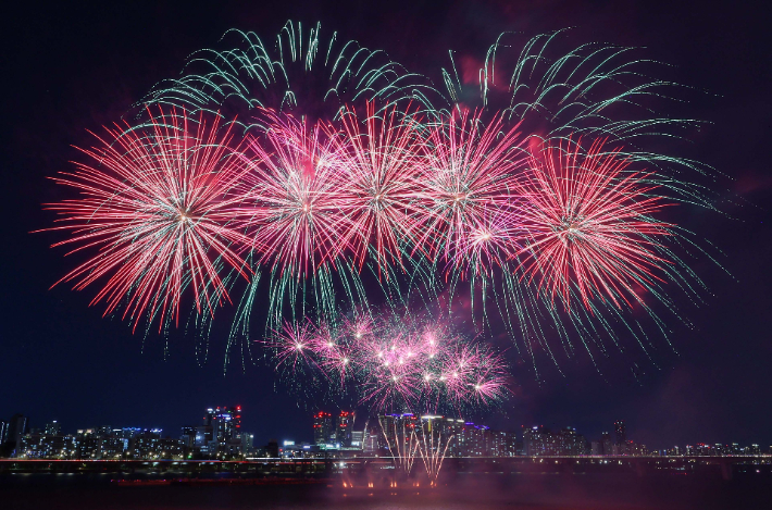 서울세계불꽃축제 2026을 하루 앞둔 4일 서울 여의도 한강공원 일대에서 열린 '프리덤 250 기념 불꽃쇼 및 드론쇼'에서 불꽃이 터지고 있다. 연합뉴스