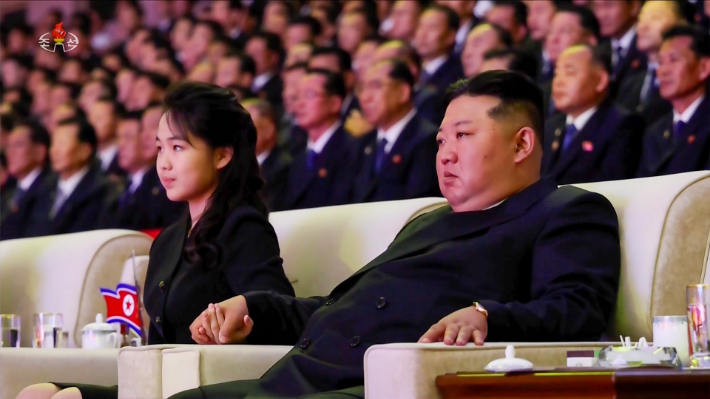 김정은 북한 국무위원장이 딸 주애의 손을 잡고 공연을 관람하는 모습. 연합뉴스