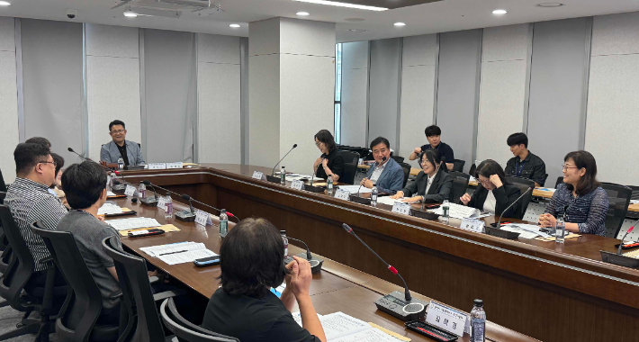 춘천시는 지난 4일 시청 중회의실에서 아동친화도시 추진위원회·아동권리옹호관 위촉식과 정기회의를 열고, 아동친화도시 조성 연구용역 중간보고회도 함께 진행했다. 춘천시 제공