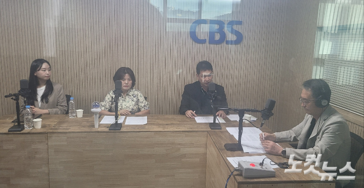 왼쪽부터 유다정 리포터, 장윤희 교감, 이명훈 장학사, 김종현 앵커. 이은영 PD
