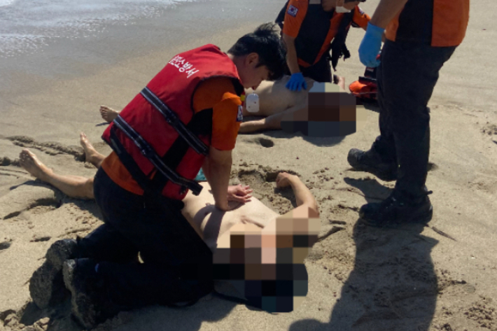 출동한 소방관들이 바다에 빠졌다 심정지 상태로 구조된 남성들에게 응급 조치를 취하고 있다. 경북소방본부 제공