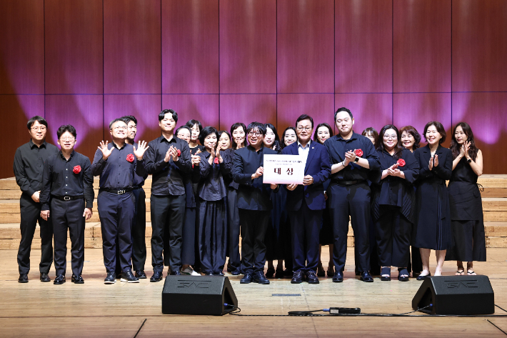 경남예술제 대상 시상. 경남도청 제공 